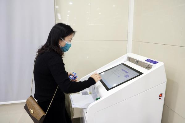 (银行几点开门)上海首家复市银行网点开门，市民提着20余万现金来存款……  第3张