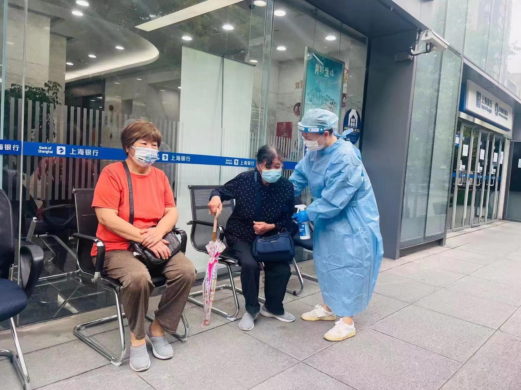 (星期天银行上班吗)部分网点延后关门、双休日加开、设爱心专窗……沪上银行多措并举应对业务办理高峰  第2张