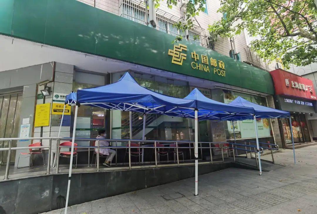 (银行中午休息)实地走访丨银行排长队问题缓解，部分网点仍在“夜间”营业  第1张