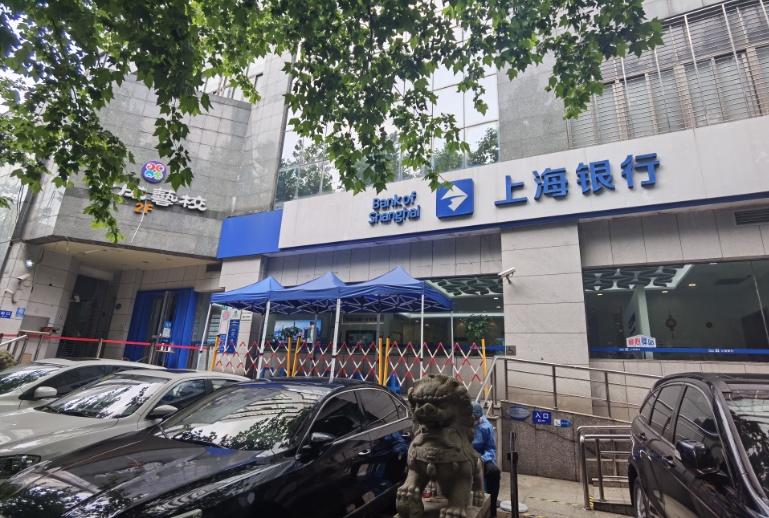 (银行中午休息)实地走访丨银行排长队问题缓解，部分网点仍在“夜间”营业  第2张