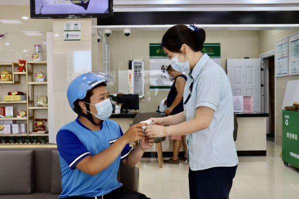武汉邮政一百多个“清凉驿站”对外开放,让户外工作者免费避暑纳凉(邮政下午几点上班) 第1张 武汉邮政一百多个“清凉驿站”对外开放,让户外工作者免费避暑纳凉(邮政下午几点上班) 第1张