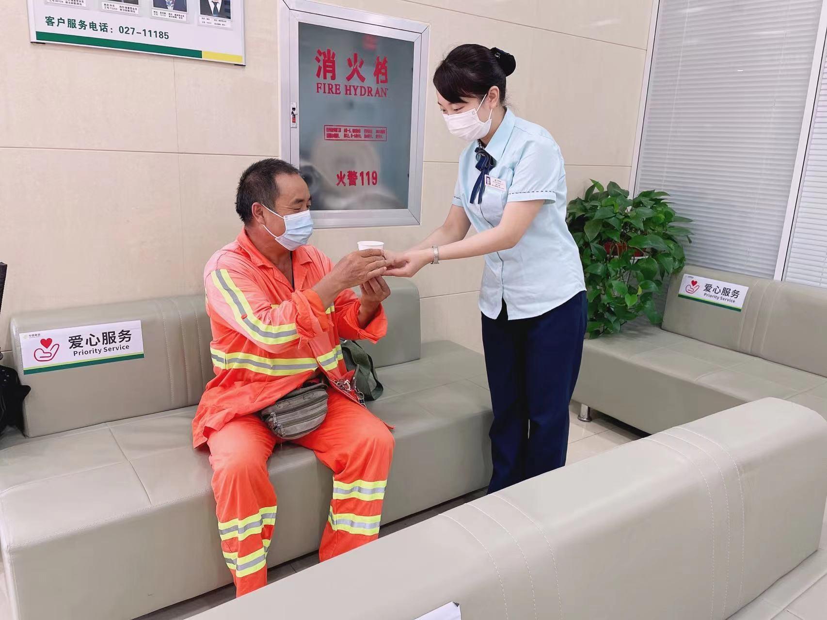 武汉邮政一百多个“清凉驿站”对外开放,让户外工作者免费避暑纳凉(邮政下午几点上班) 第2张 武汉邮政一百多个“清凉驿站”对外开放,让户外工作者免费避暑纳凉(邮政下午几点上班) 第2张