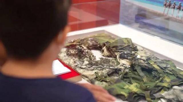 (杜富国被炸烂的防护服公开)杜富国被炸烂的防护服，首次展出  第1张