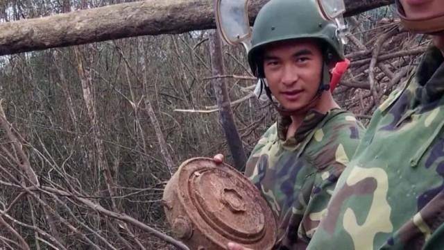(杜富国被炸烂的防护服公开)杜富国被炸烂的防护服，首次展出  第3张