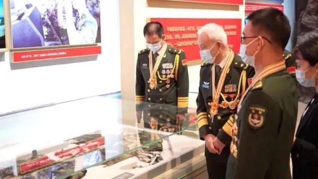 (杜富国被炸烂的防护服公开)杜富国被炸烂的防护服，首次展出  第4张
