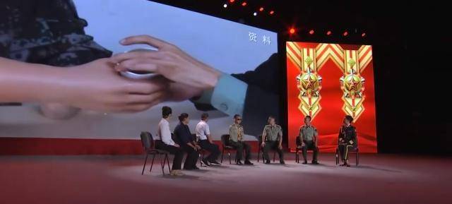 (杜富国被炸烂的防护服公开)杜富国被炸烂的防护服，首次展出  第6张