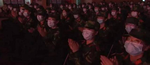 (杜富国被炸烂的防护服公开)杜富国被炸烂的防护服，首次展出  第7张