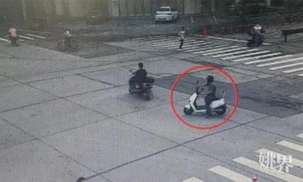 (atm存钱)男子ATM机存钱忘记关键一步,一万元现金被“捡走” 第1张 (atm存钱)男子ATM机存钱忘记关键一步,一万元现金被“捡走” 第1张
