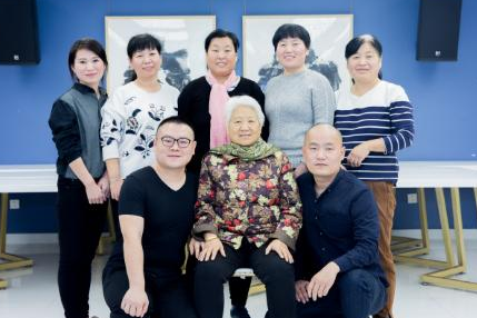 (岳云鹏身价)岳云鹏身价上亿，给5个姐姐买房买车，亲弟弟却在农村种地  第3张
