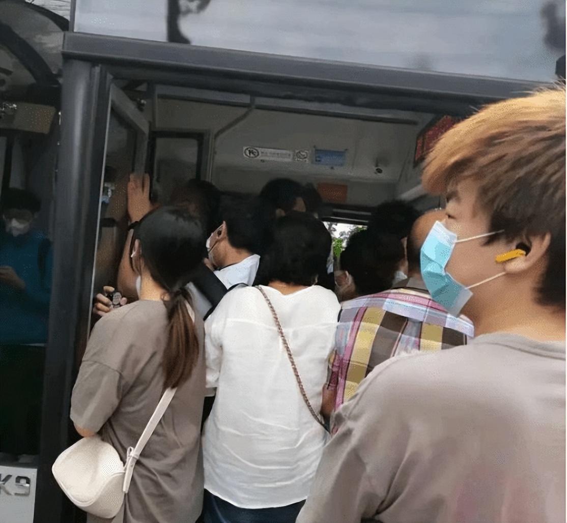 (男子坐公交没戴N95被乘客骂缺德)到底谁缺德呢?男子坐公交没戴N95被乘客骂缺德  第3张