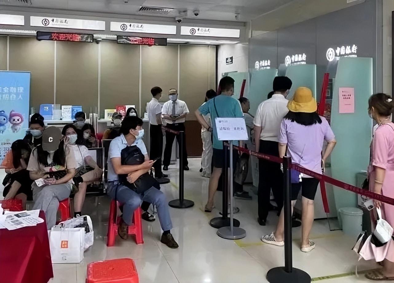 (银行卡莫名其妙被冻结)深圳多名储户账户被莫名冻结?银行:配合公安部门“断卡”行动  第1张