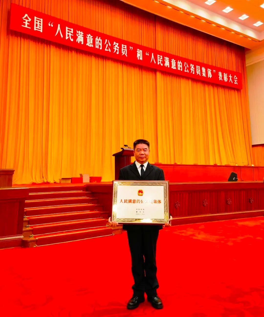 (社会劳动保障局)光荣!自治区人力资源社会保障厅劳动保障监察局被授予全国“人民满意的公务员集体”称号  第1张