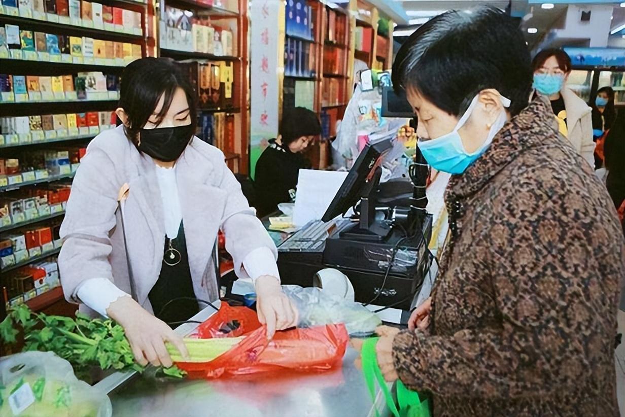 (开超市赚钱吗)越来越多人开超市，真的那么赚钱吗?超市老板娘说出收入情况  第1张