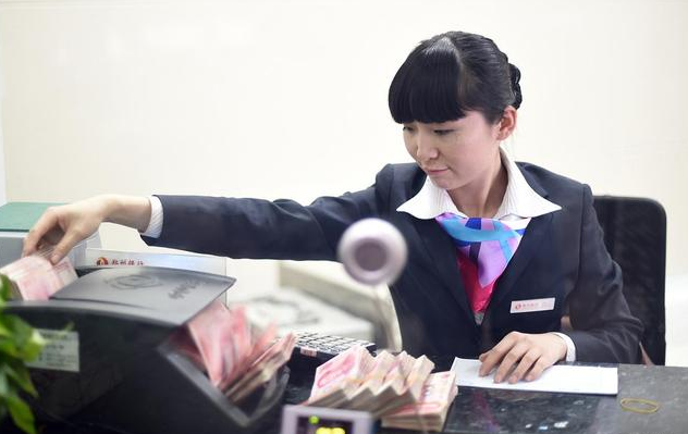 (存款100万一年利息多少)在银行存100万,一年有多少利息?银行员工:每月可多一份工资 第2张 (存款100万一年利息多少)在银行存100万,一年有多少利息?银行员工:每月可多一份工资 第2张