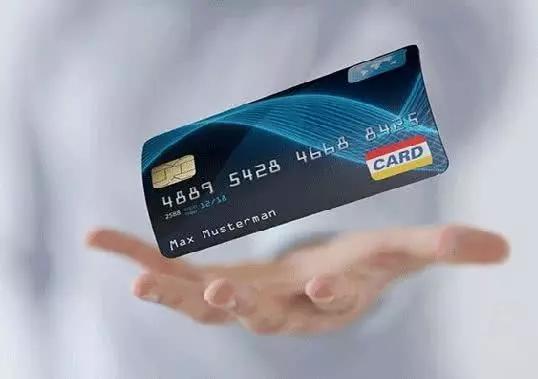 「欠建设信用卡会从别的银行卡扣吗」信用卡逾期 持卡人在别的银行储蓄的钱会被扣掉吗?  第1张