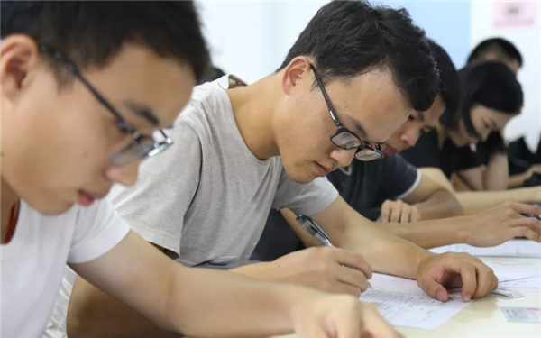 (应届生就业补贴)大学毕业能领10000元，各地多种扶持补贴，应届生身份“可真香”  第1张