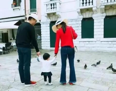 (京东老板是谁)“京东老板”刘强东:把女儿宠成公主,儿子却是他一生的痛 第3张 (京东老板是谁)“京东老板”刘强东:把女儿宠成公主,儿子却是他一生的痛 第3张