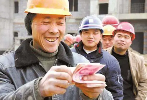 (零工一天结一天工资300)工地招人300一天没人去，打工人:300一天其实里面都是套路  第3张