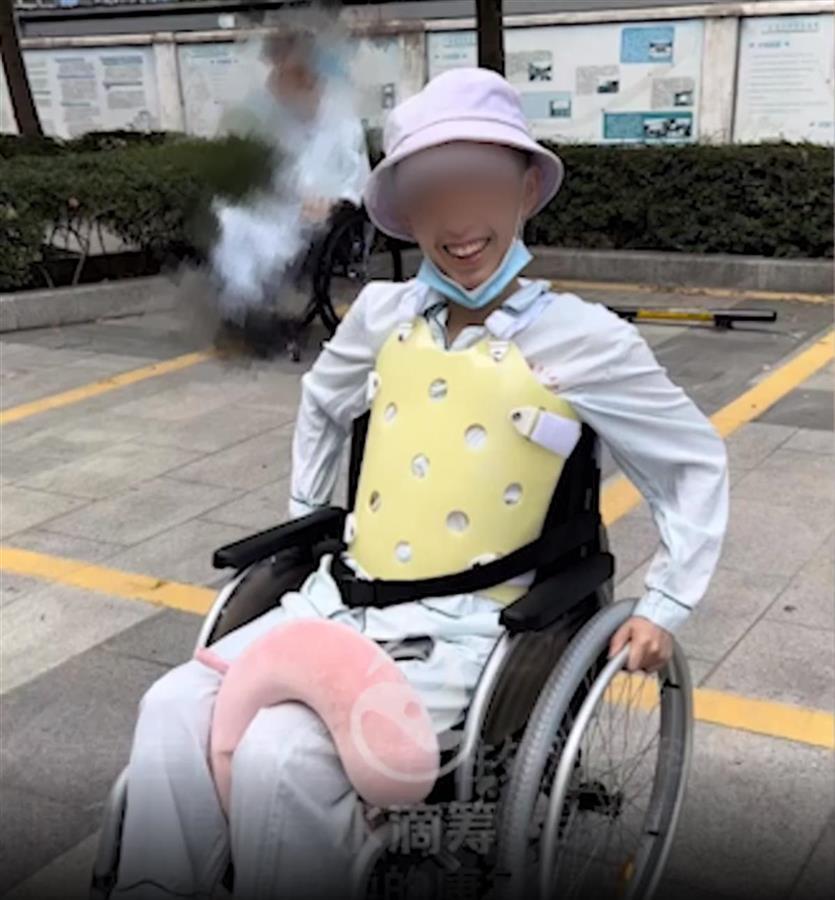 (女大学生遭坠楼男子砸中后高位截瘫)女大学生遭坠楼男子砸中截瘫，老师:筹款顺利，正在康复中  第1张