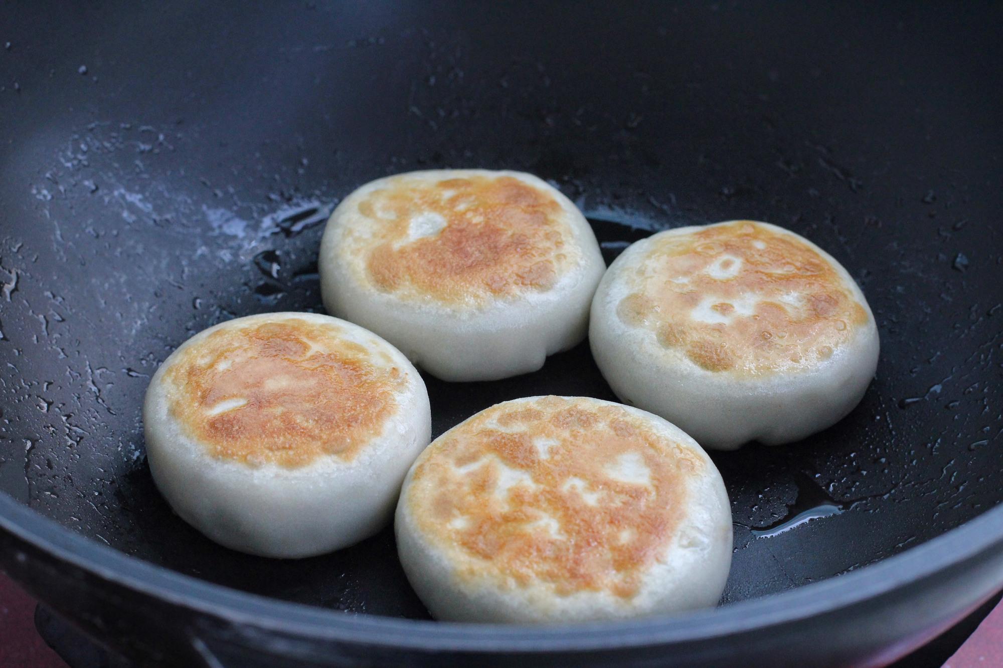 (馅饼的做法怎么和面)做馅饼到底该用什么水和面?家传几十年的手艺，皮薄馅大倍儿鲜美  第14张