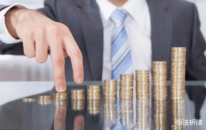 「信用卡两万逾期一年了会坐牢吗」人坐牢了信用卡还用还吗?欠两万元后被判三年刑，银行会怎么做?  第1张