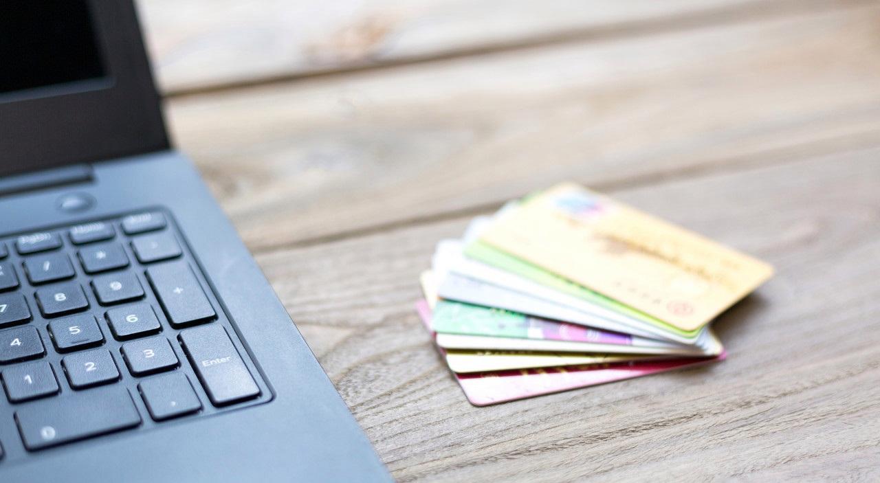 (银行卡多久不用会被冻结)银行卡长期不使用，又没有注销，多年后会不会欠银行一大笔钱呢?  第5张